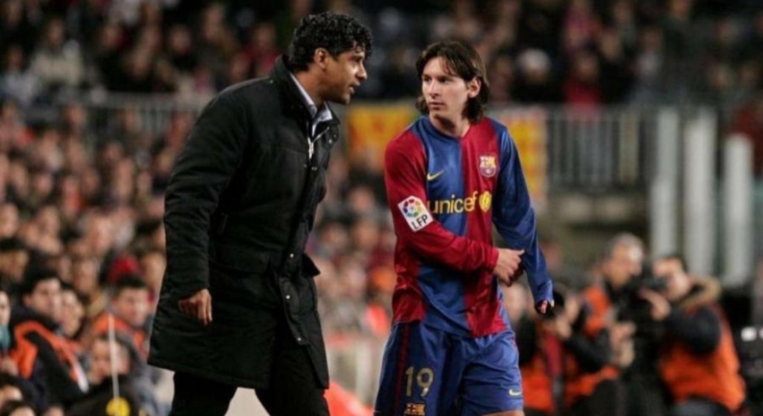 Frank Rijkaard e Messi, em uma das primeiras temporadas do argentino no time principal do Barça 