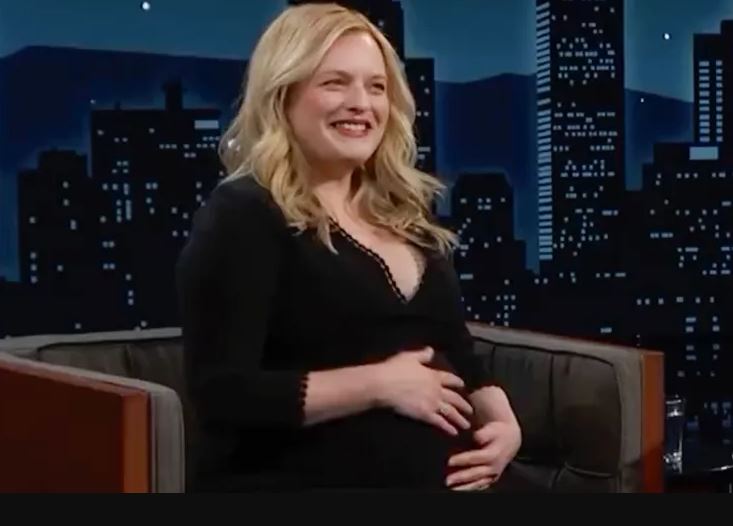 Elisabeth Moss exibe barriga em programa de televisão nos EUA