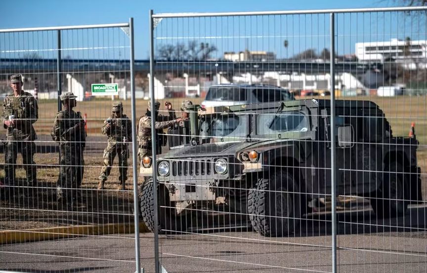 Texas vai construir base militar na fronteira com o México para conter entrada de imigrantes irregulares 