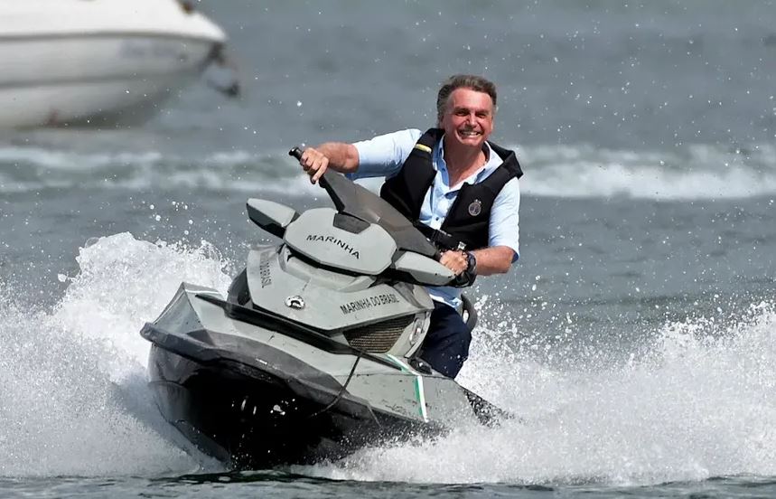 Jair Bolsonaro anda de jet ski 