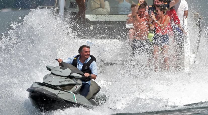 O presidente brasileiro Jair Bolsonaro anda de jet ski