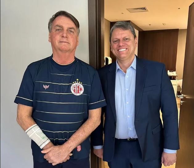 O governador de São Paulo, Tarcísio de Freitas, e o ex-presidente Jair Bolsonaro 