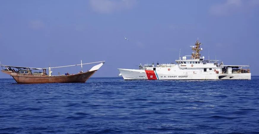 Navio da Guarda Costeira dos EUA aborda navio que supostamente levava armas iranianas para os houthis no Iêmen 