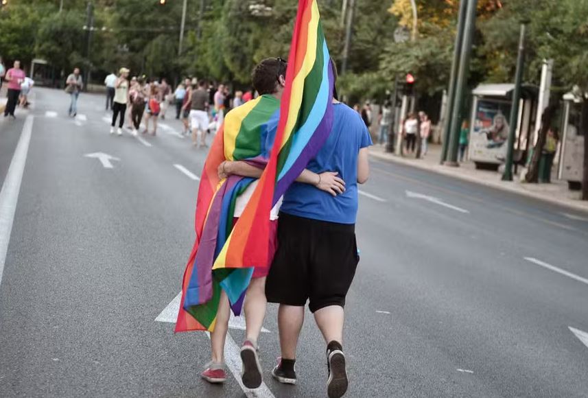 Casal gay andando pelas ruas de Atenas 