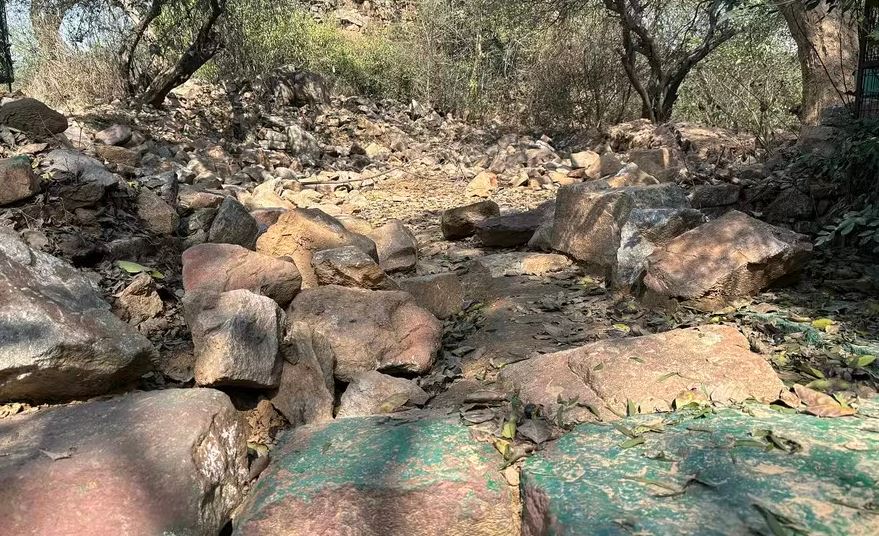 Imagem do túmulo de Baba Haji Rozbih destruído, em Nova Délhi 