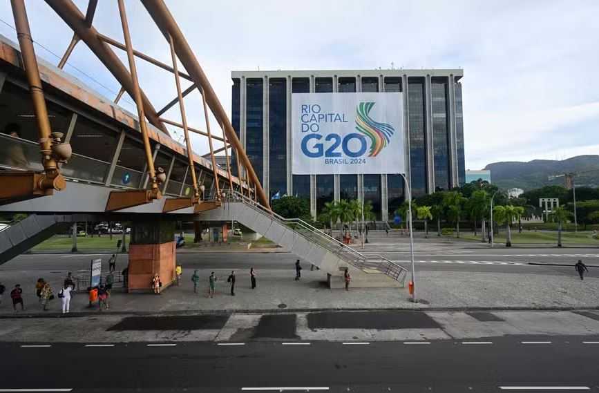 Cartaz do G20 no prédio da Prefeitura do Rio de Janeiro 