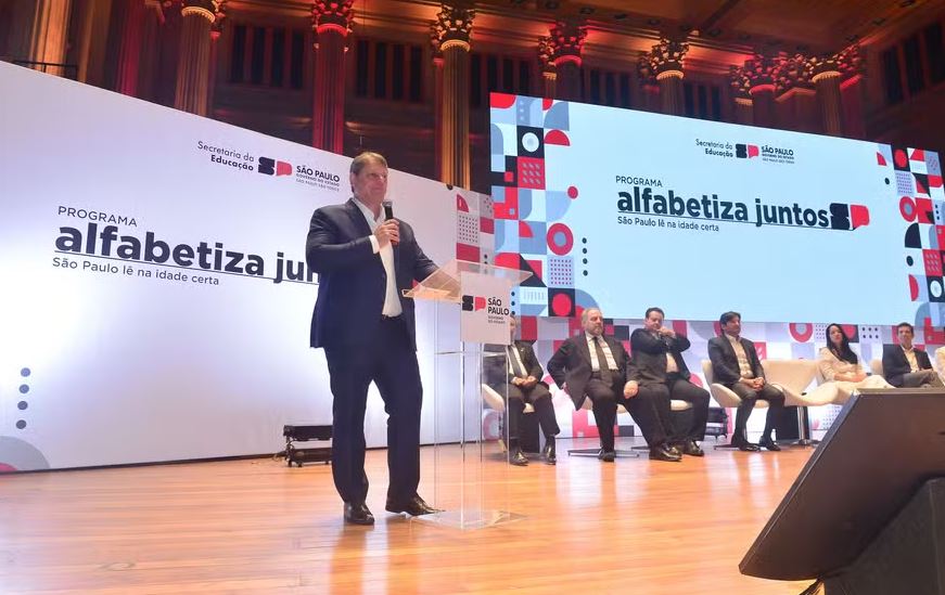 Tarcísio de Freitas durante lançamento de programa de alfabetização na Sala São Paulo