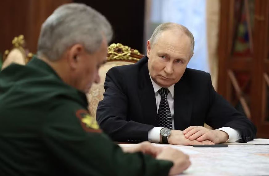 Presidente da Rússia, Vladimir Putin, olha para o ministro da Defesa, Sergei Shoigu, em Moscou 