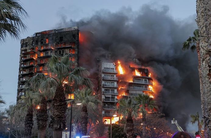 Incêndio de grandes dimensões destrói prédio de 14 andares em Valência, Espanha