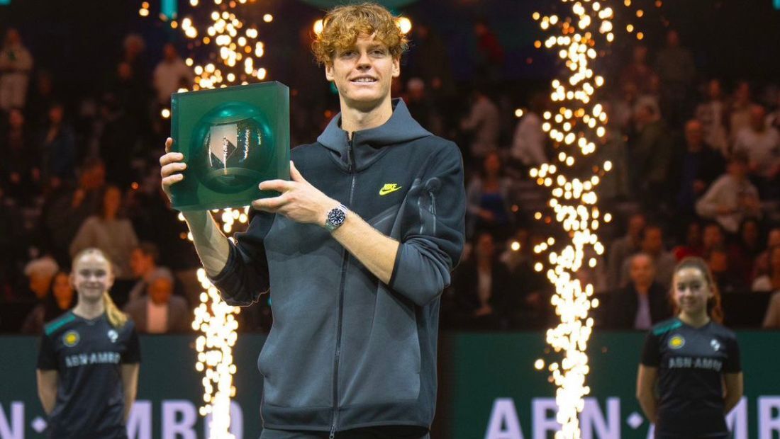 Jannik Sinner ergue o troféu do ATP 500 de Roterdã