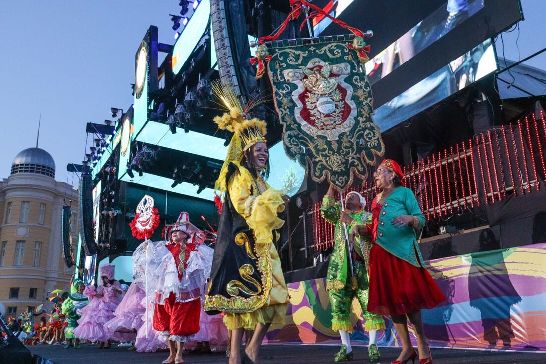 Cortejo PassaFrevo desfila no palco principal do Carnaval do Recife