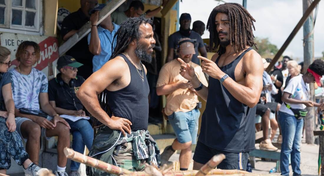 Ziggy Marley e o ator Kingsley Ben-Adir, nos bastidores de cinebiografia de Bob Marley