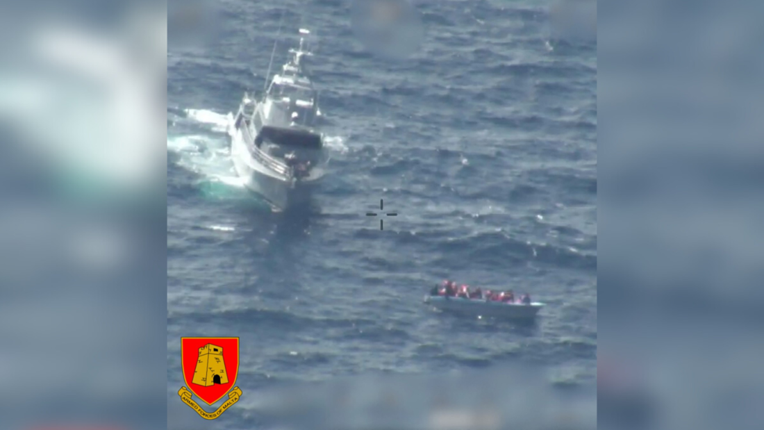 Barco patrulha próximo ao barco de migrantes ao largo de Malta durante uma operação de resgate 