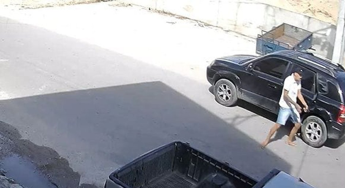 Criminoso aparece dançando "passinho" ao lado do veículo, após a execução do homem