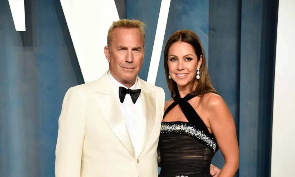 Kevin Costner e Christine Baumgartner em março de 2022