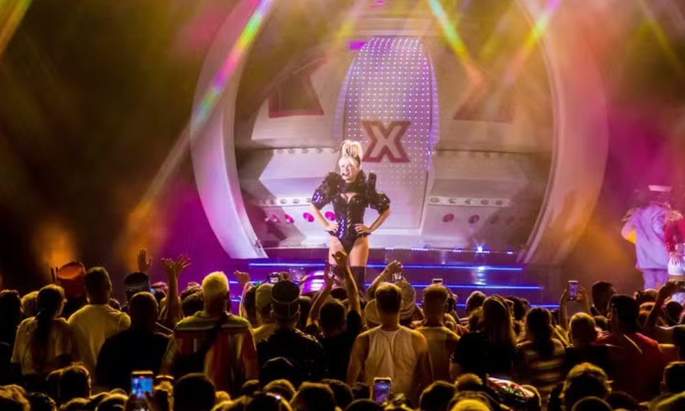 A cantora e apresentadora Xuxa em show para fãs em cruzeiro marítimo, que navegou pela costa brasileira entre 22 e 25 de fevereiro, 