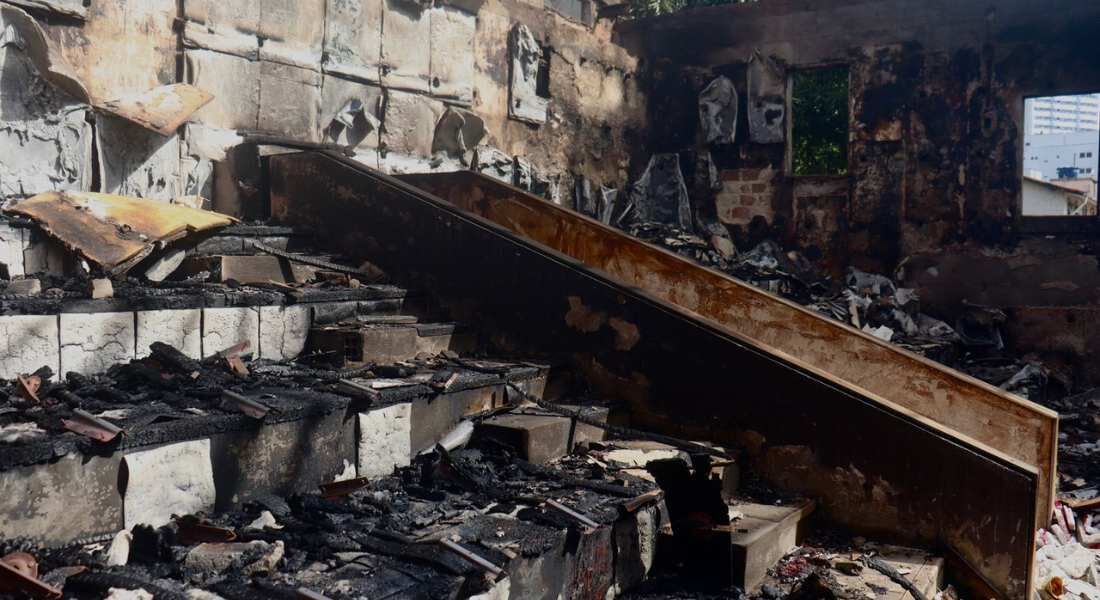 Estrutura do Teatro Valdemar Oliveira após ser atingido por incêndio