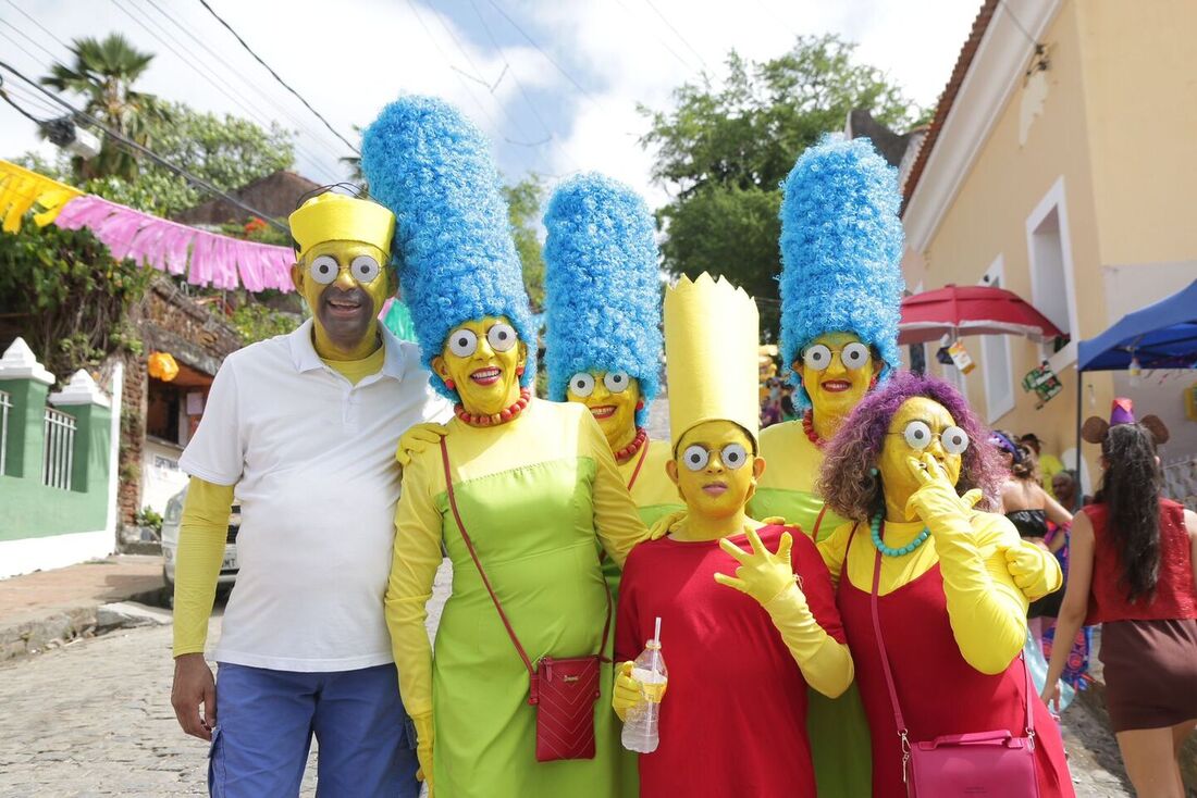 Família Simpsons na folia olindense