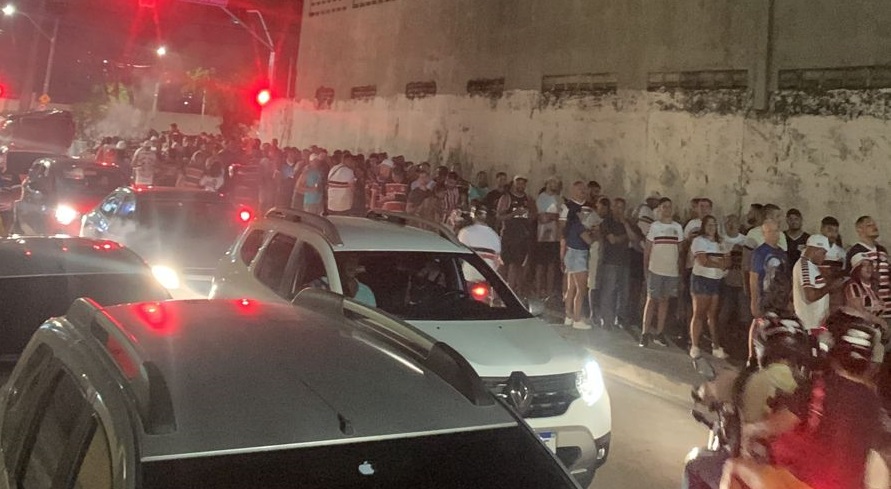 Fila para entrar no Arruda antes do jogo com o Retrô