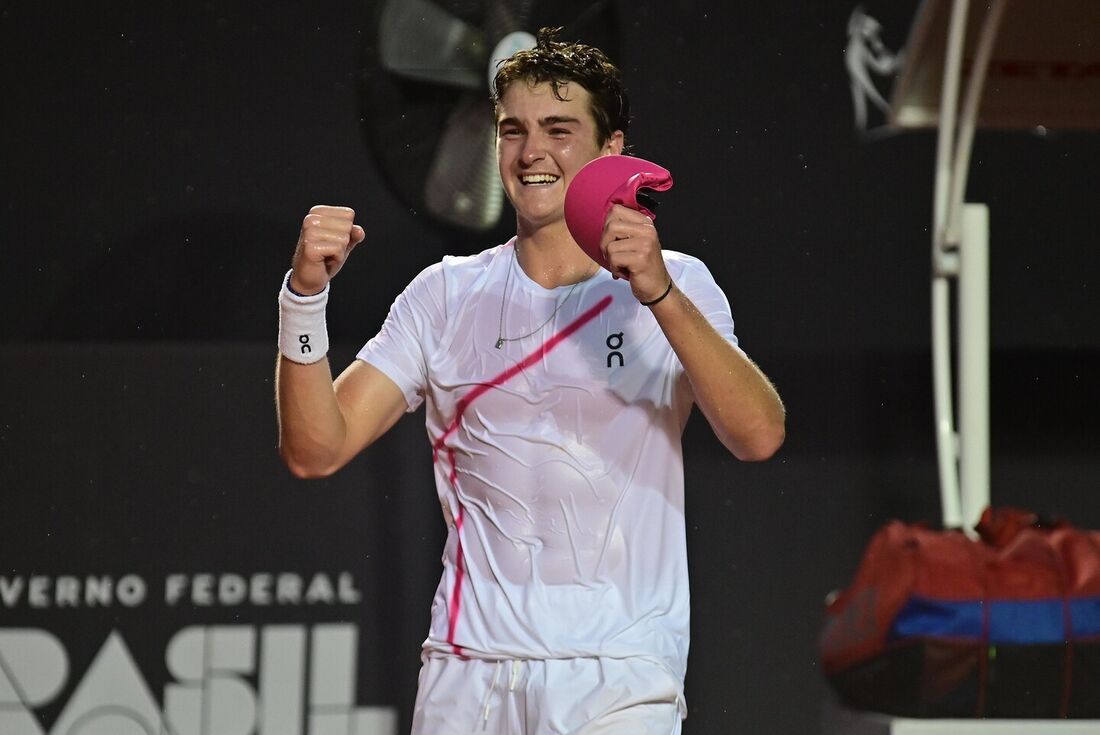 João Fonseca celebra a vitória no Rio Open