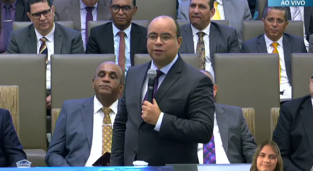 Pastor Ailton Alves Júnior, em pregação no Recife