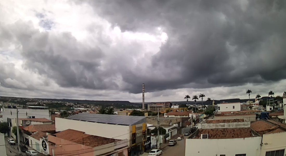 Nuvens carregadas de chuva em Araripina, no Sertão