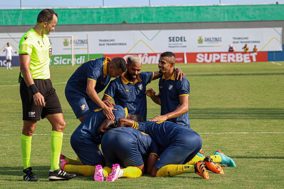 Jogadores do Retrô comemoram classificação