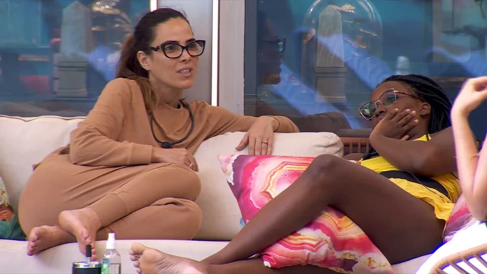 Wanessa em conversa com as amigas na área externa da casa 