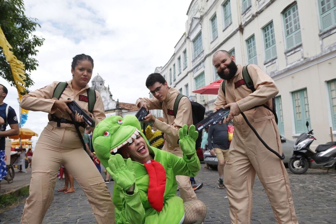 Fantasias tomaram conta de Olinda no desfile do Enquanto Isso na Sala de Justiça neste domingo (11)