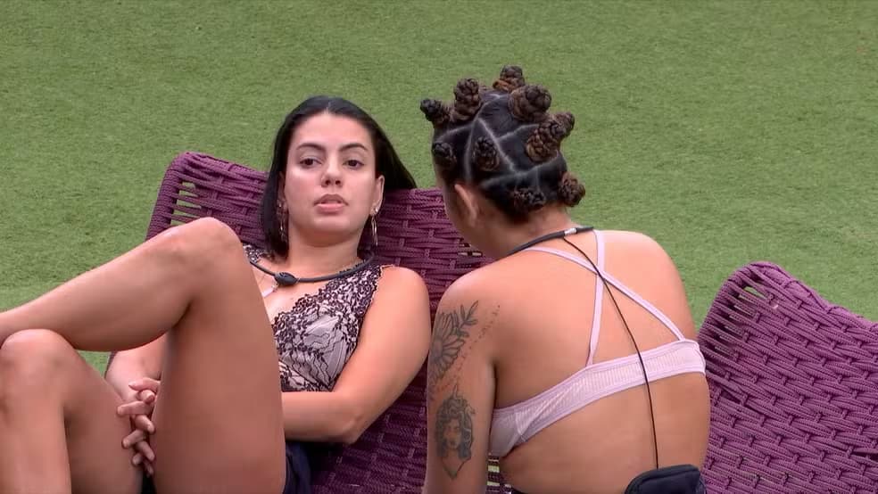 Fernanda e Pitel conversam na área externa da casa