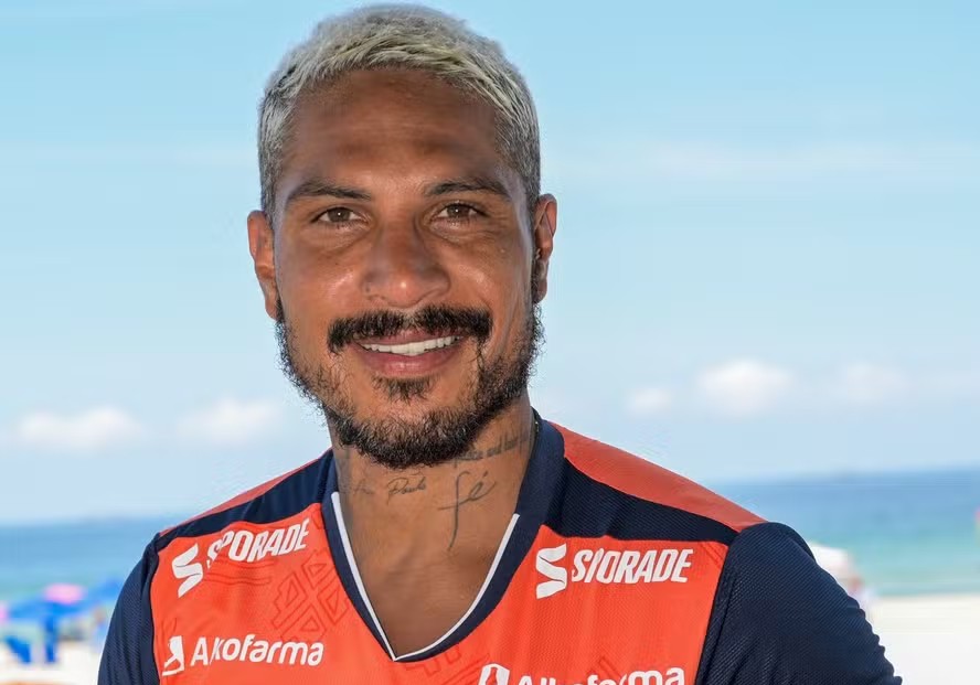 Guerrero posou com a camisa do Cesar Vallejo ainda no Rio de Janeiro 