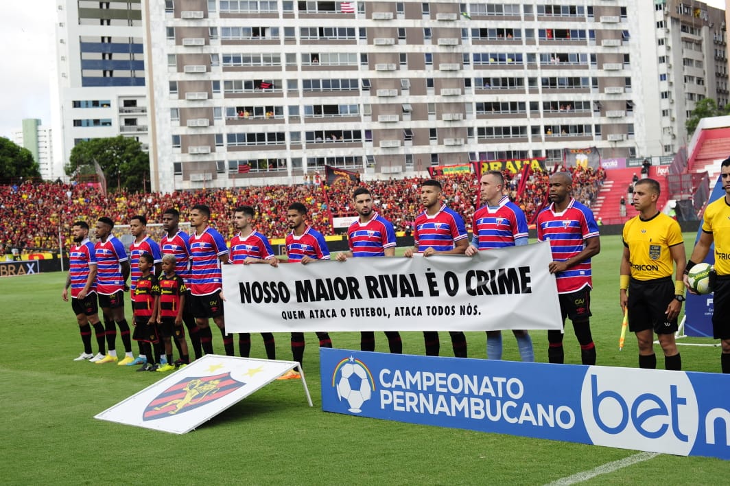 Jogadores do Sport vestindo a camisa do Fortaleza antes do jogo contra o Náutico