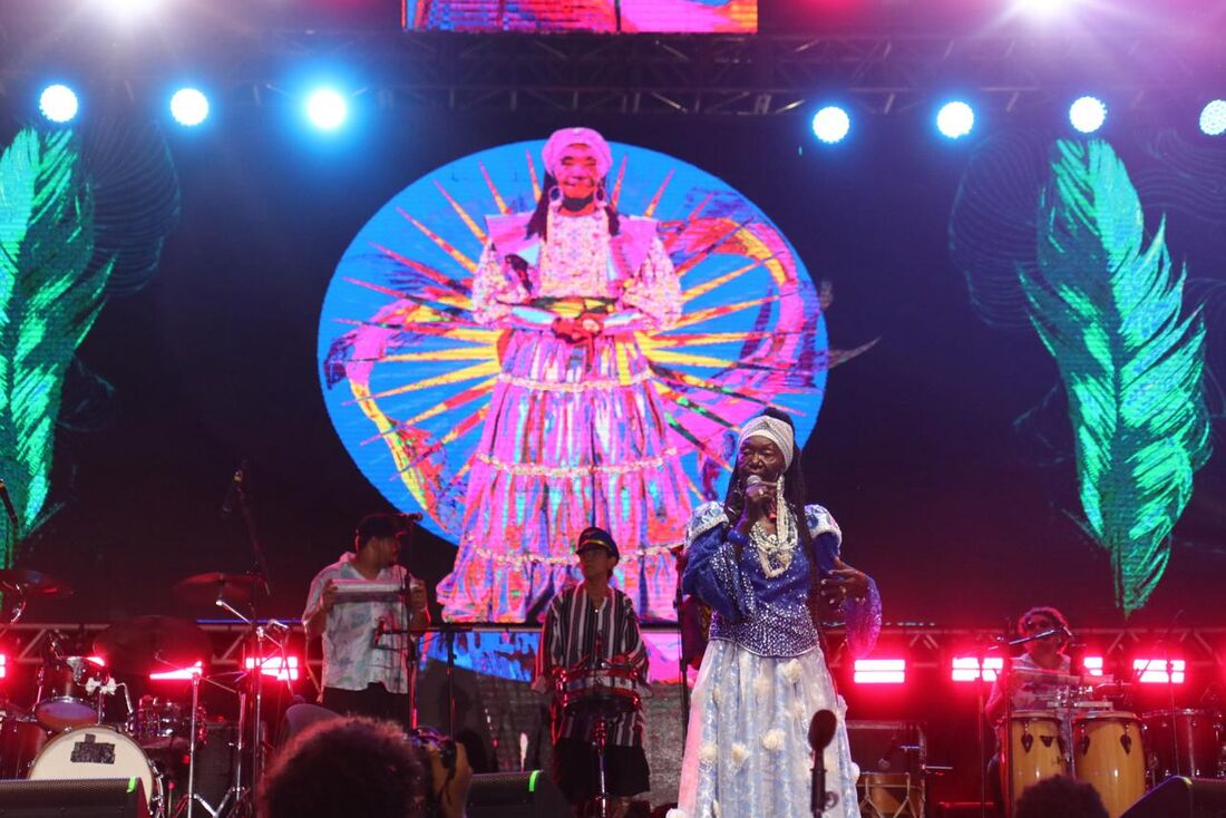 Uma das homenageadas do Carnaval do Recife, Lia de Itamaracá se apresenta no Marco Zero