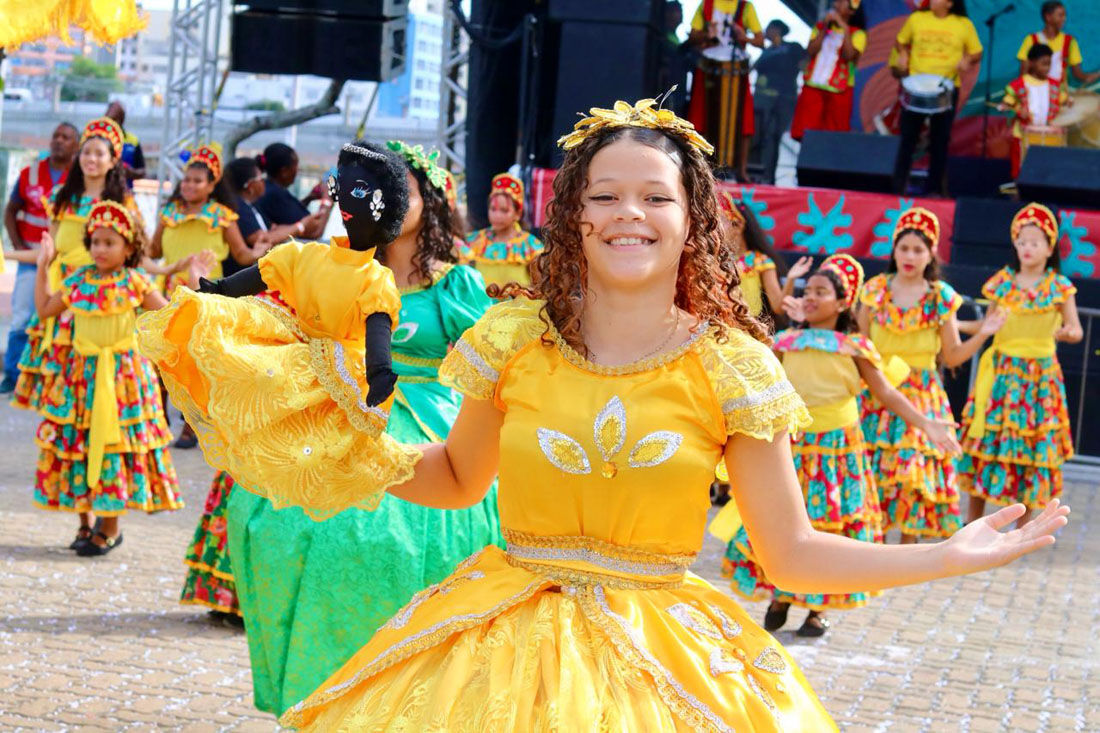 Programação do polo infantil da Rua da Aurora começou com o Maracatu Nação Erê