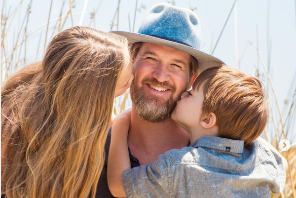 Kenneth Mitchell deixa dois filhos e a esposa