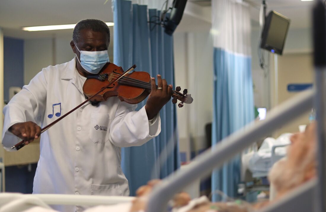 O músico Mário Mendes toca para pacientes há mais de 20 anos