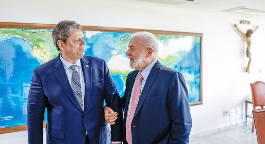 Lula e Tarcísio conversando no Palácio do Planalto 