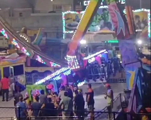 Brinquedo que imita um pêndulo, se movendo de um lado para o outro, quando o equipamento desabou