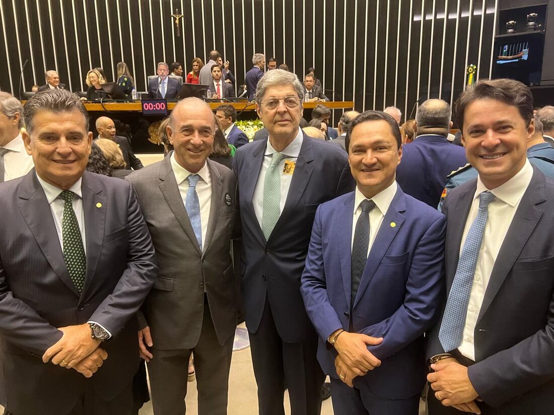 Jorge Petribu (2º à esquerda) é presidente do conselho da Usina Petribu, a mais antiga usina de cana-de-açúcar em funcionamento contínuo no mundo