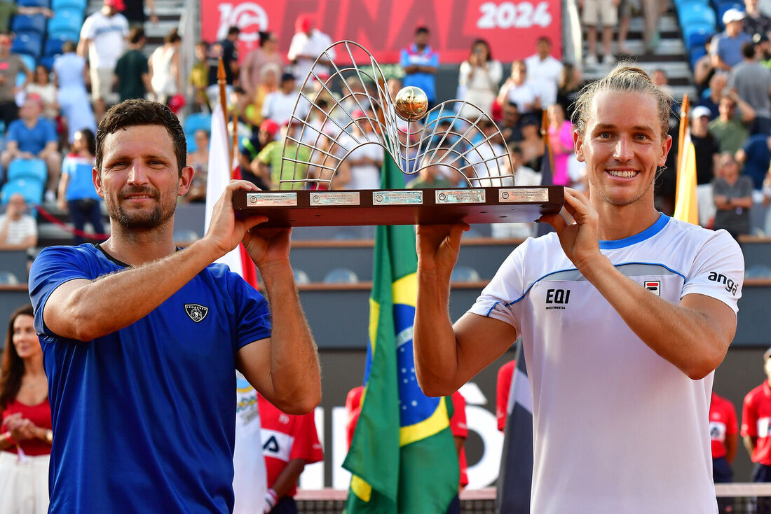 Rafa Matos e Nicolas Barrientos com o troféu do Rio Open