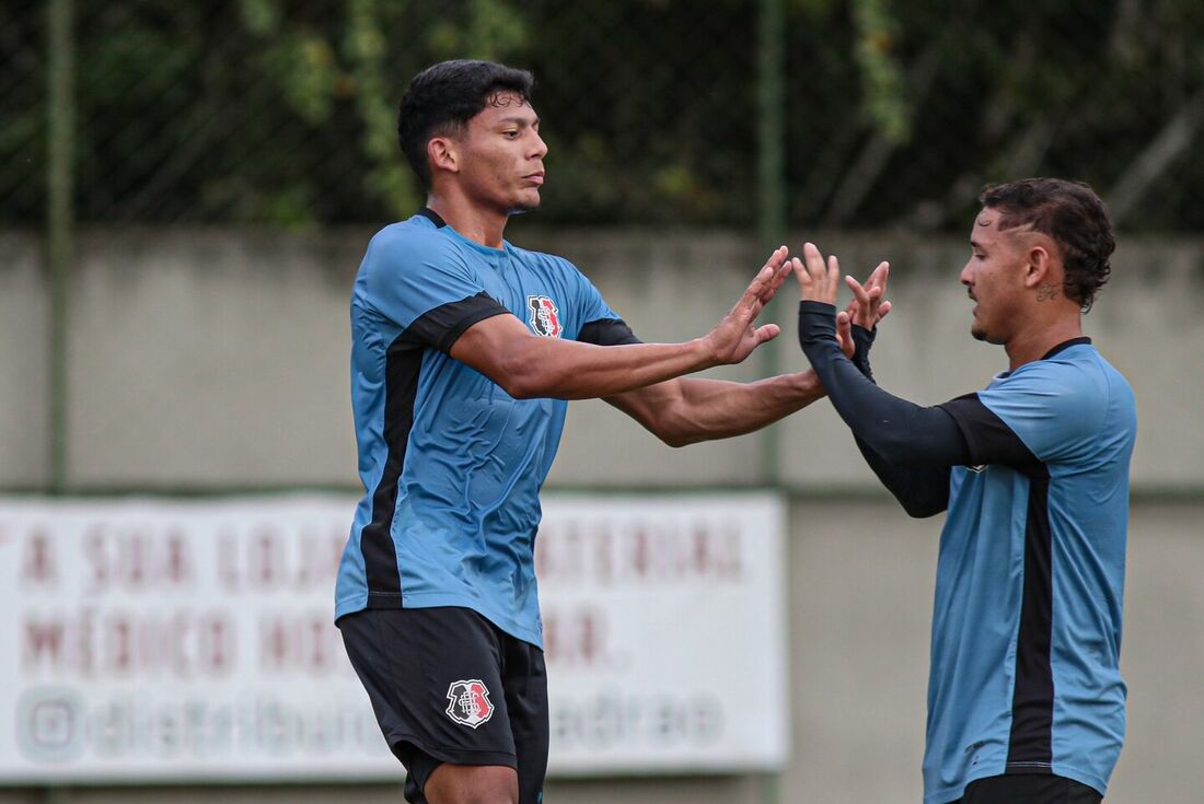 Jogadores do Santa Cruz durante jogo-treino realizado no CT Ninho das Cobras