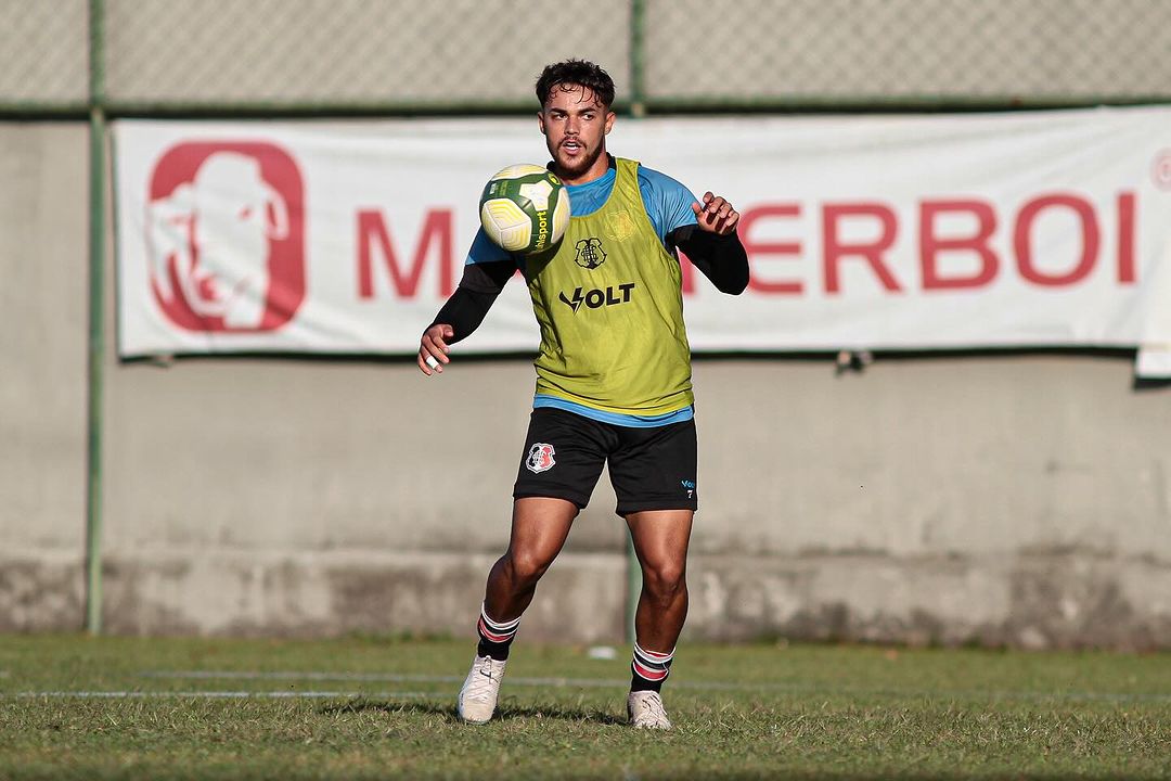 João Pedro, meio campo do Santa Cruz 