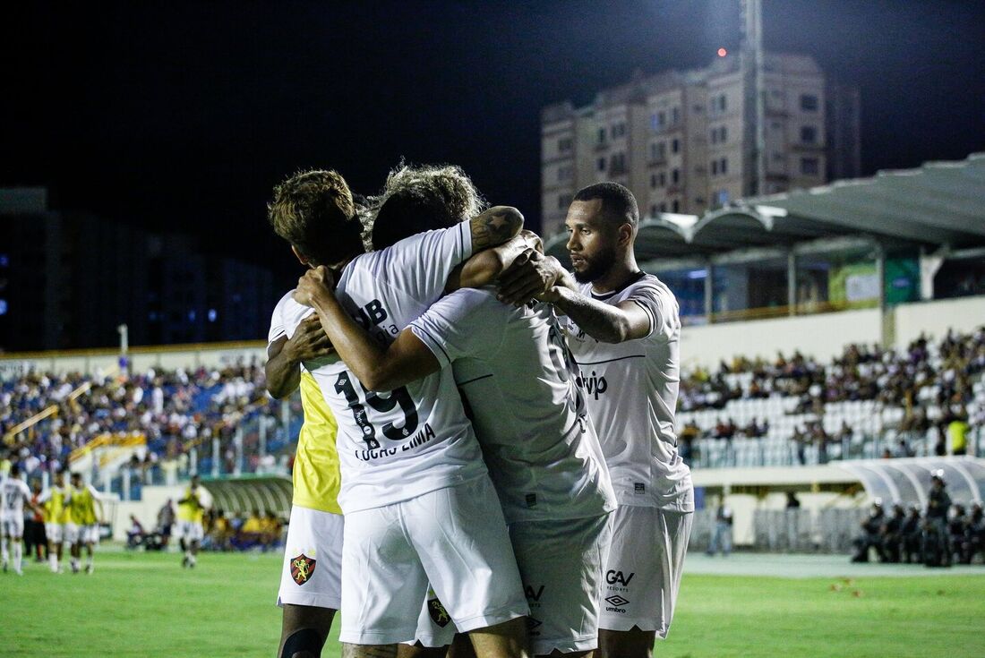 Jogadores celebram gol com Lucas Lima