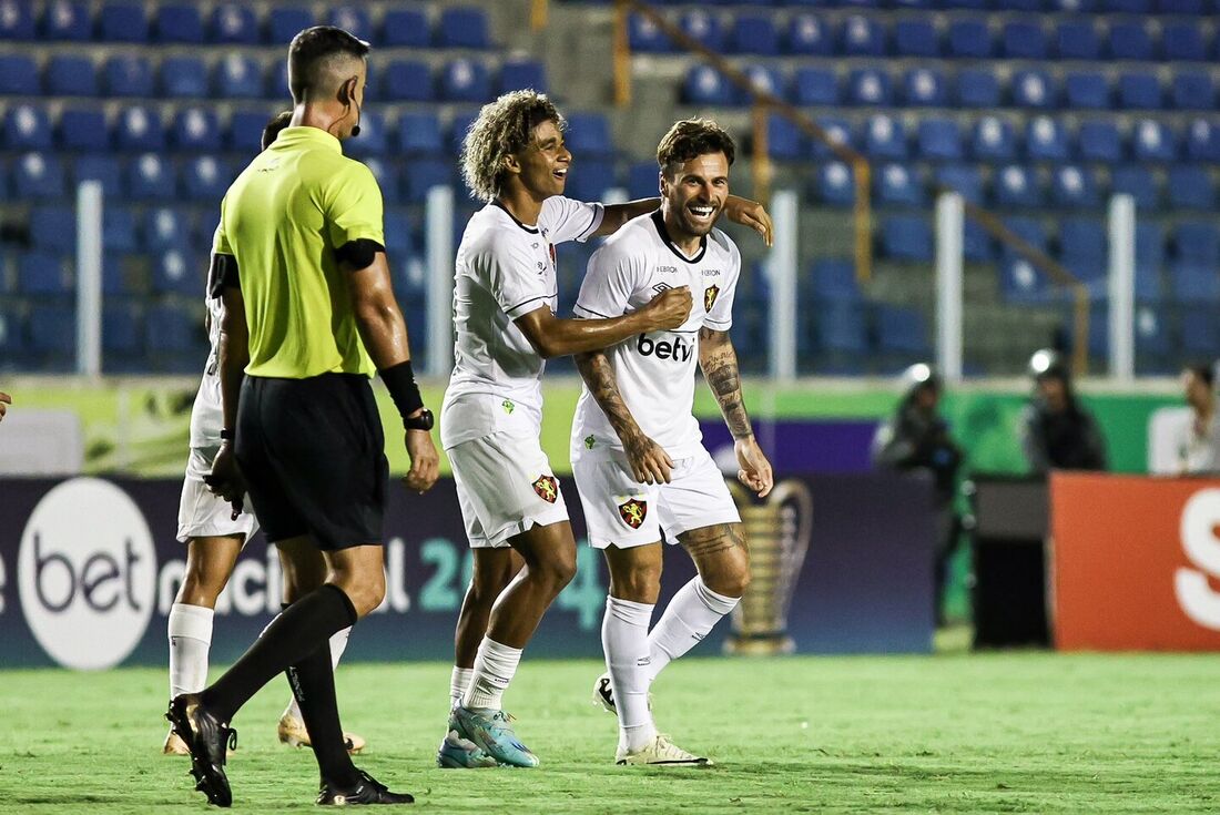 Lucas Lima celebra gol pelo Sport