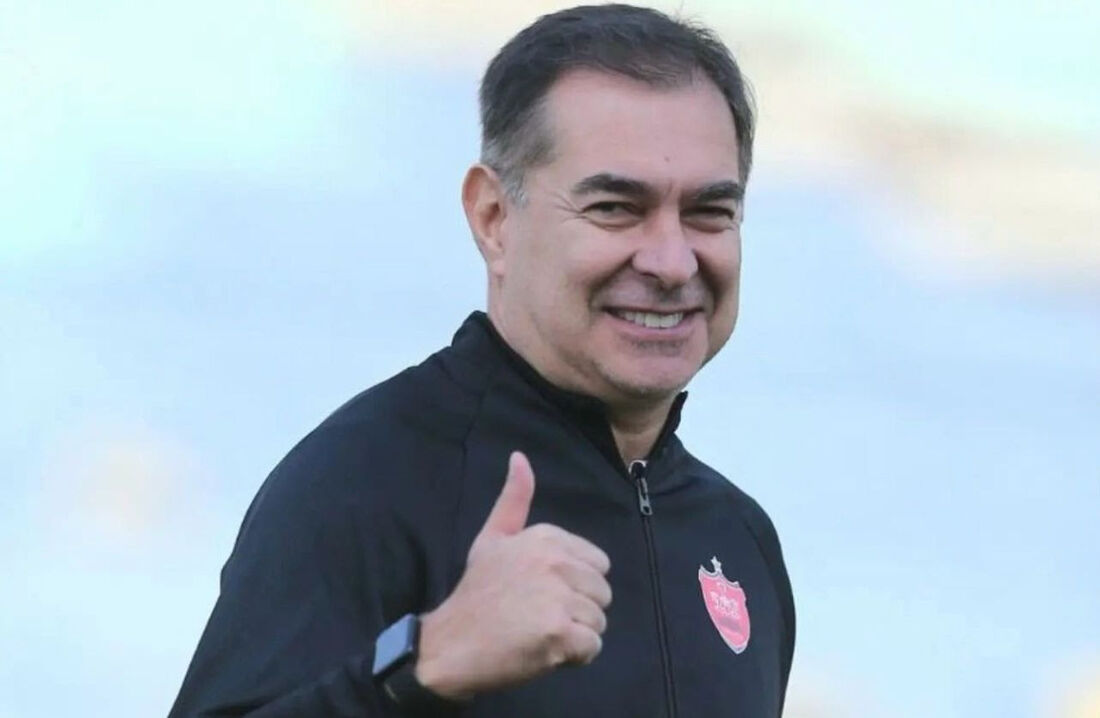 "Fiquei muito feliz com esse convite do Persepolis. Ele veio por indicação de outro preparador de goleiros brasileiro, o Neneca. Ele trabalha no Catar há muito tempo", diz