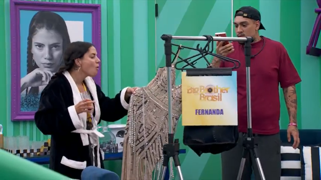 Sister Fernanda recebe figurino para Festa do Líder 