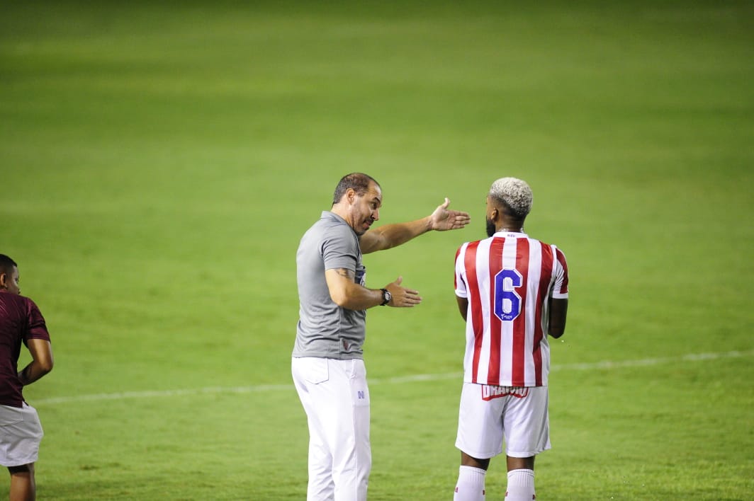 Allan Aal orienta Luiz Paulo durante jogo com o Petrolina