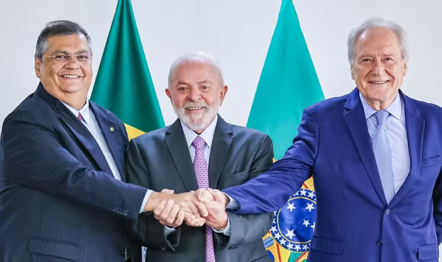 Flávio Dino, Lula e Ricardo Lewandowski juntos no dia de anúncio de novo titular do Ministério da Justiça 