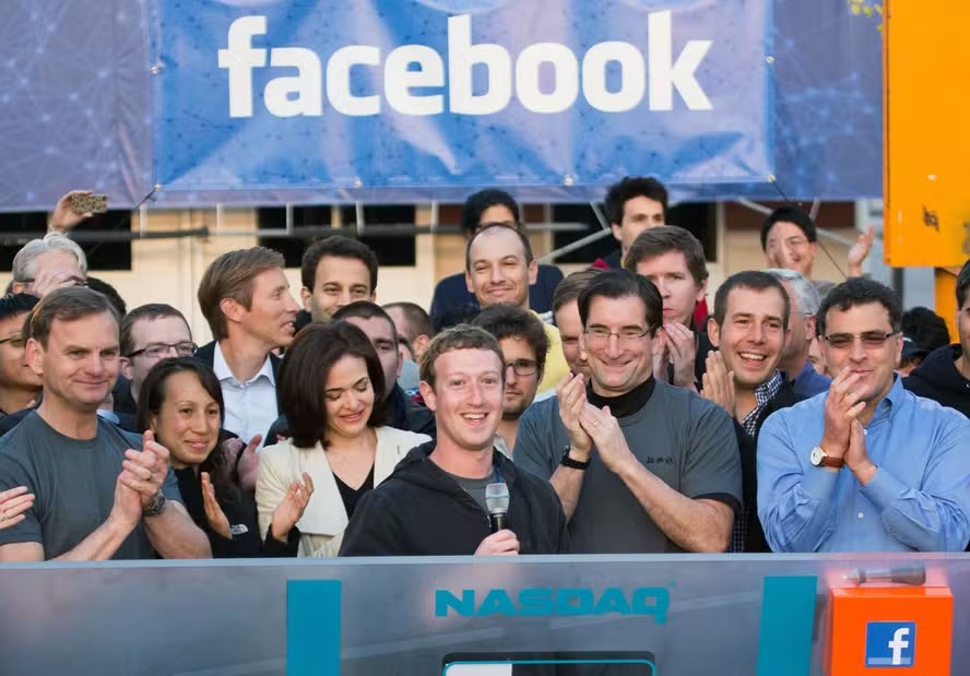 Mark Zuckerberg, no centro, toca o sino de abertura da Nasdaq na sede do Facebook em Menlo Park, Califórnia 