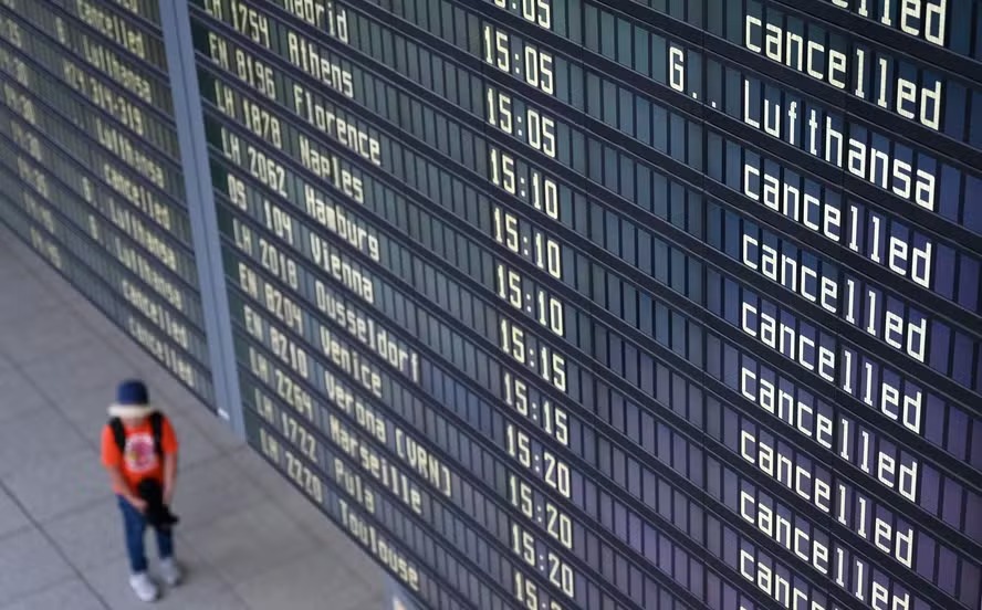 Placa mostra a grande quantidade de voos cancelados no Aeroporto Internacional de Frankfurt, na Alemanha 